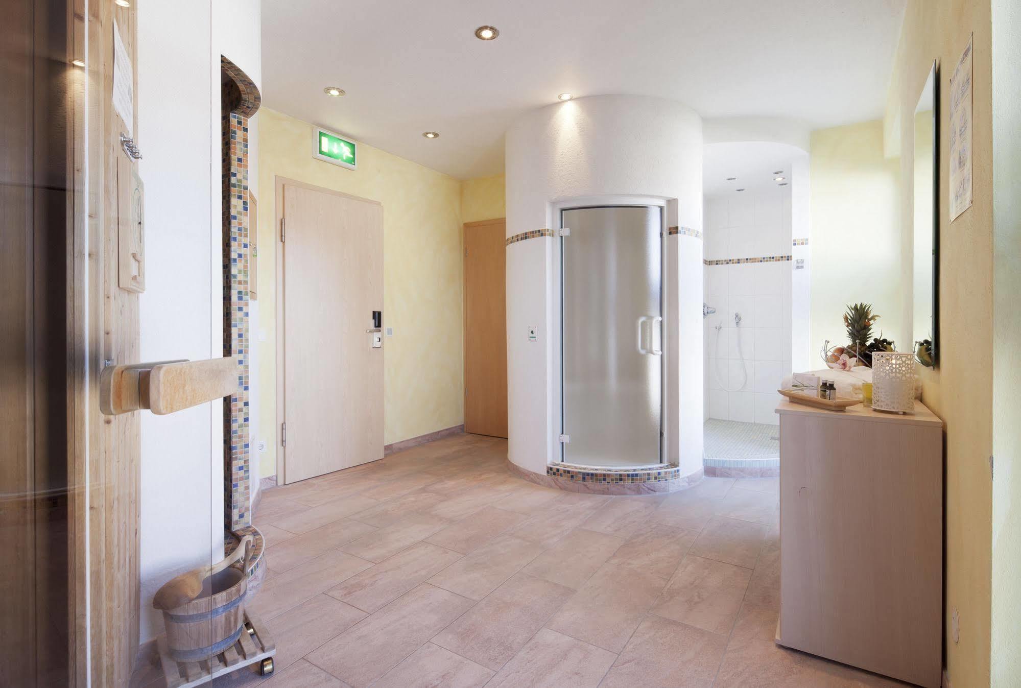 Zeller'S Quartier Hotel Koenigsbrunn Bagian luar foto